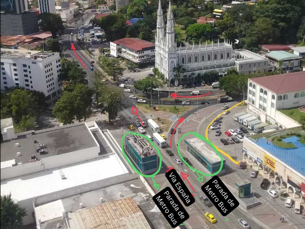 Open interior space lobby with tiling and multiple rooms commercial building on Vía España