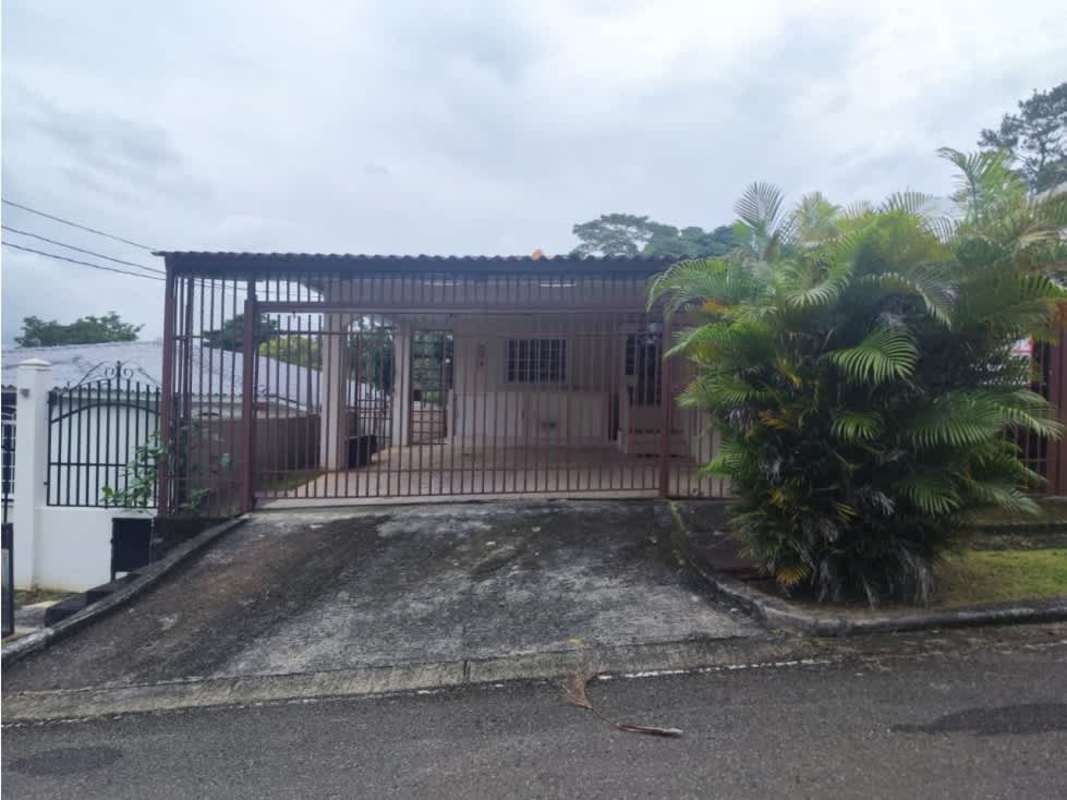 Backyard with lawn, garden, boundary wall, banana trees House Villa Zaita Panama City