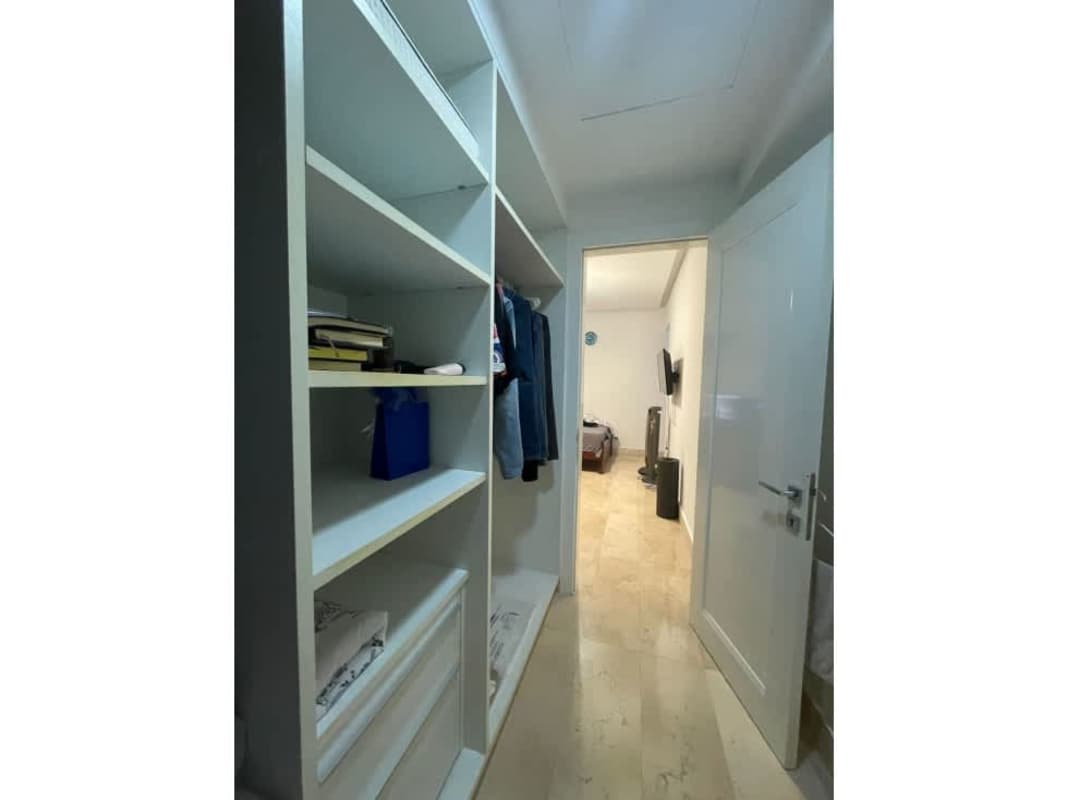 Modern walk-in closet with built-in storage PH Yoo Avenida Balboa Panama