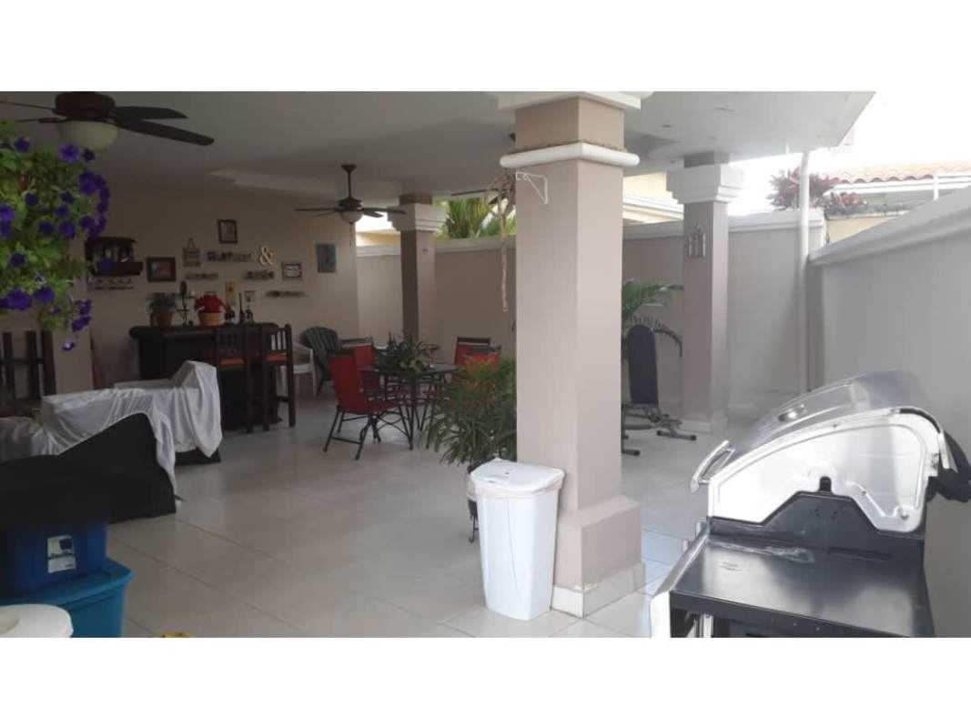 Covered outdoor terrace with BBQ and dining setup in Villa Alta Golf Panama