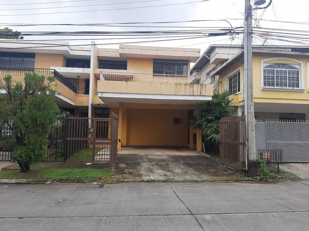Gated duplex townhouse two floors, balconies, secure parking in Los Angeles Panama City