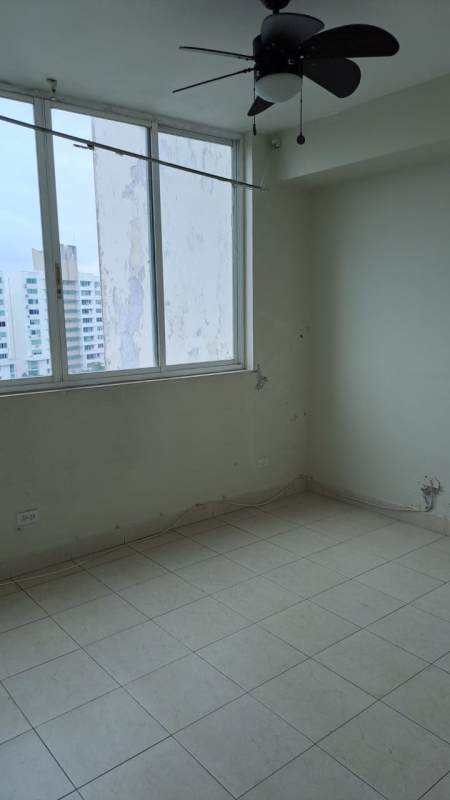 Bedroom with large window, built-in closet at PH Majestic Gardens Panama City
