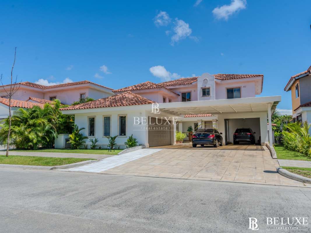 Luxury 4BR Villa with Pool Santa Maria Golf Estates Panama