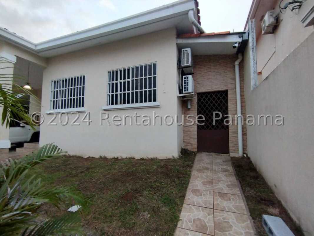 Contemporary kitchen with granite counters and built-in gas stove in Bosque de Cibeles house Panama