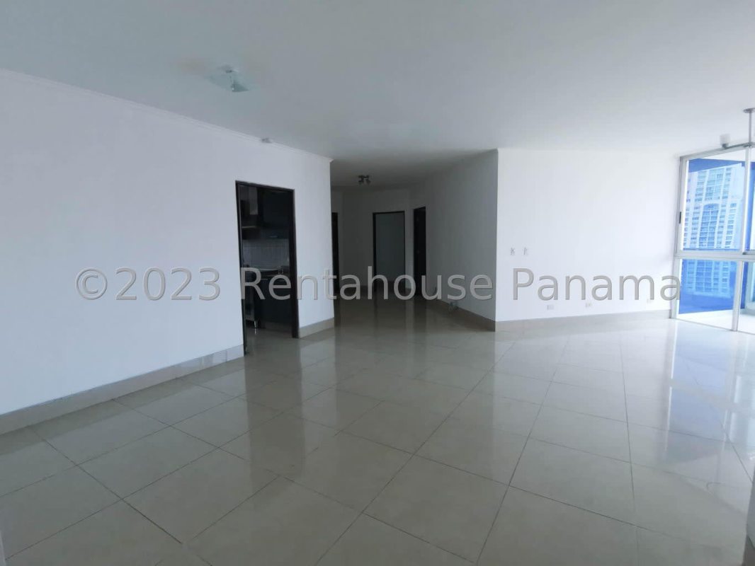 Rooftop swimming pool with panoramic skyline view in PH Kolosal Panama City