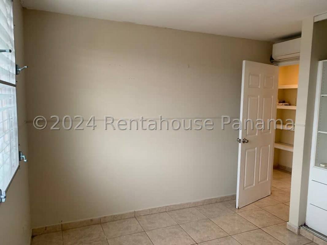 Covered parking area with security bars Las Terrazas Brisas del Golf Panama