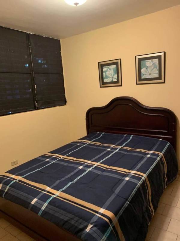 Bedroom with window blinds and framed wall art in PH El Cangrejo Plaza Panama