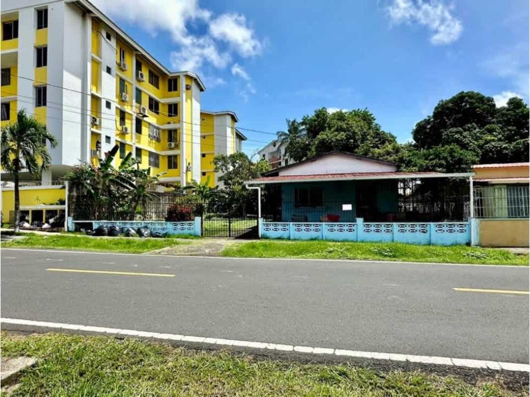 Roadside view of apartment building and single-family home in Parque Lefevre Panama