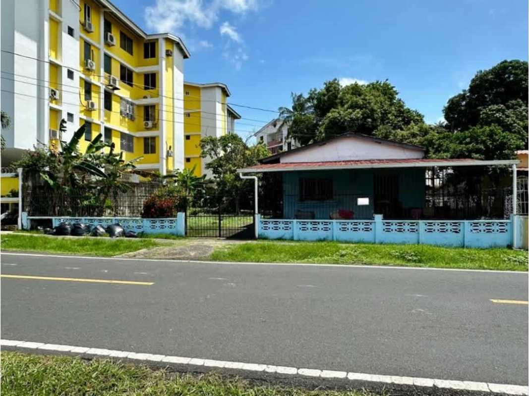 Single-story home next to apartment complex in Parque Lefevre Panama