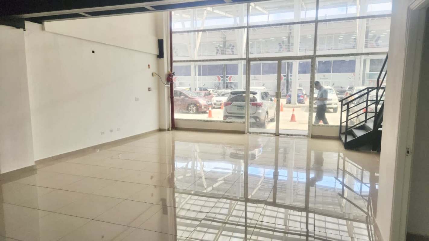 Glass storefront entry of commercial retail space Galerías Panamericana Las Mañanitas