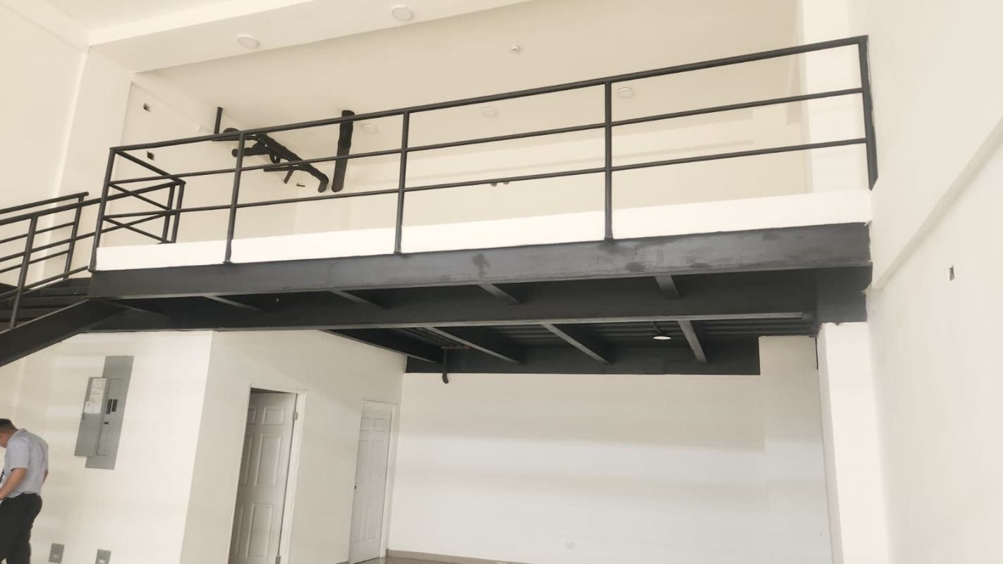Loft mezzanine level inside commercial unit Galerías Panamericana Las Mañanitas Panama