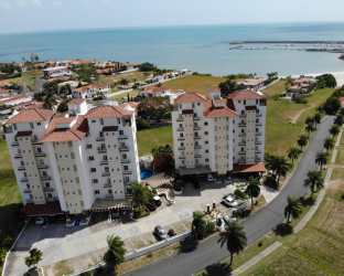 Spacious open kitchen with granite countertops in penthouse PH Roca Marina Vista Mar Panama.