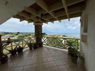Secondary bedroom with lots of natural light and ocean views at PH Roca Marina, Vista Mar, Panama.