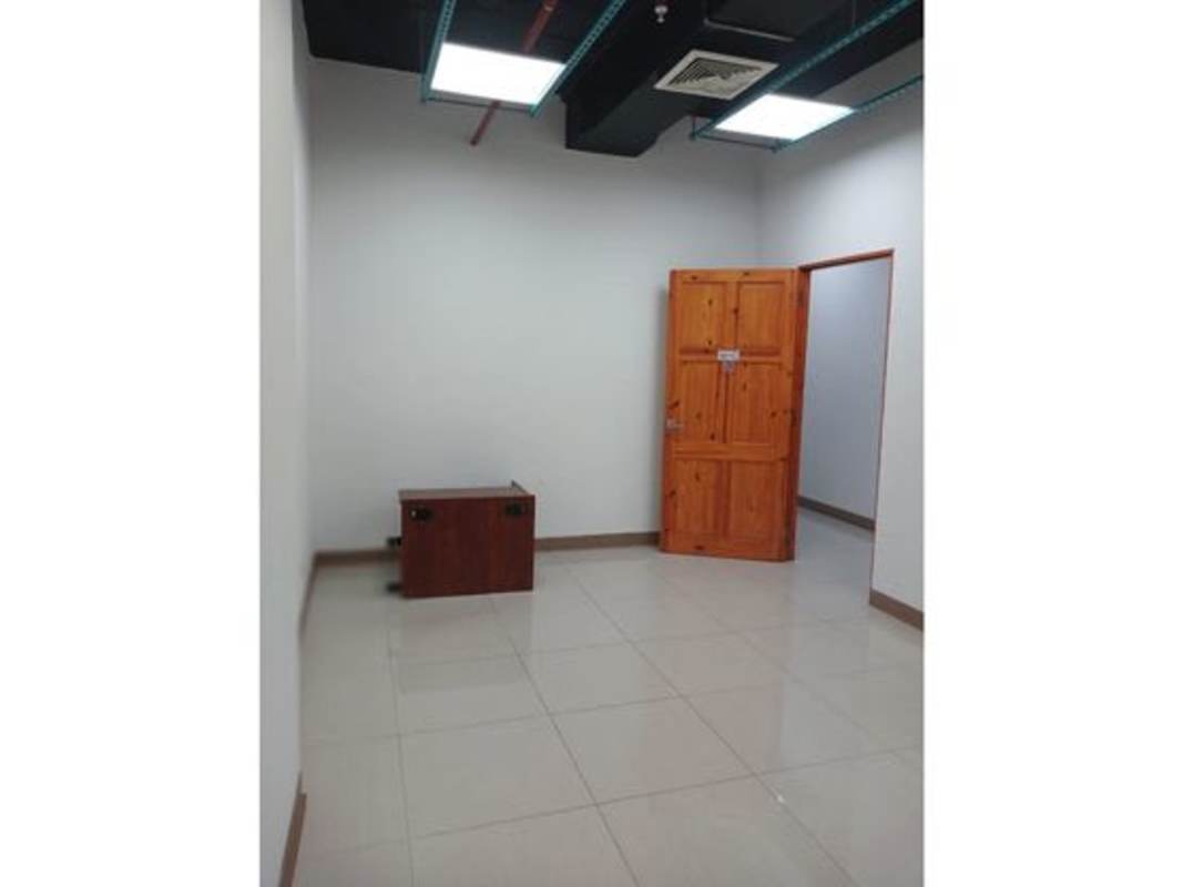 Minimalist open office with white tile floor and large window in PH RBS Tower Avenida Balboa