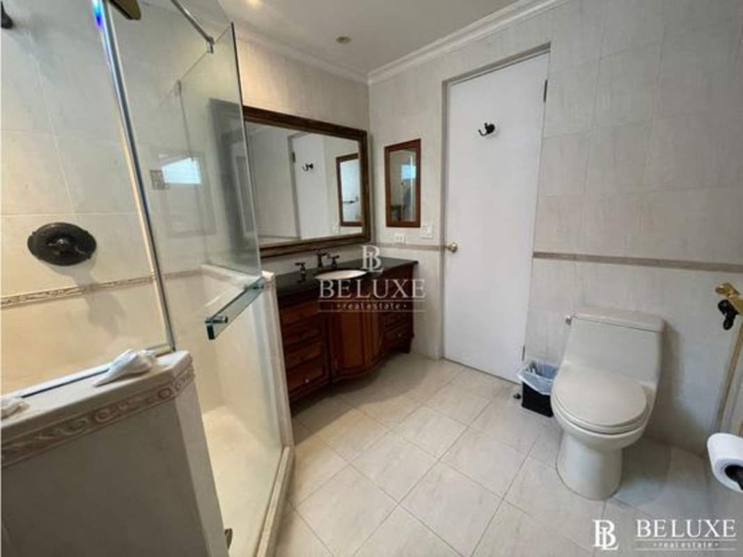 Bedroom featuring AC, closet and window with Obarrio view in PH La Ronda Panama