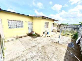 Bedroom with tile flooring, aqua walls and multicolor drawers Brisas de Arraiján Panama Oeste