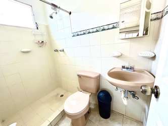 Traditional compact bathroom with beige fixtures and shower Brisas de Arraiján Panama Oeste