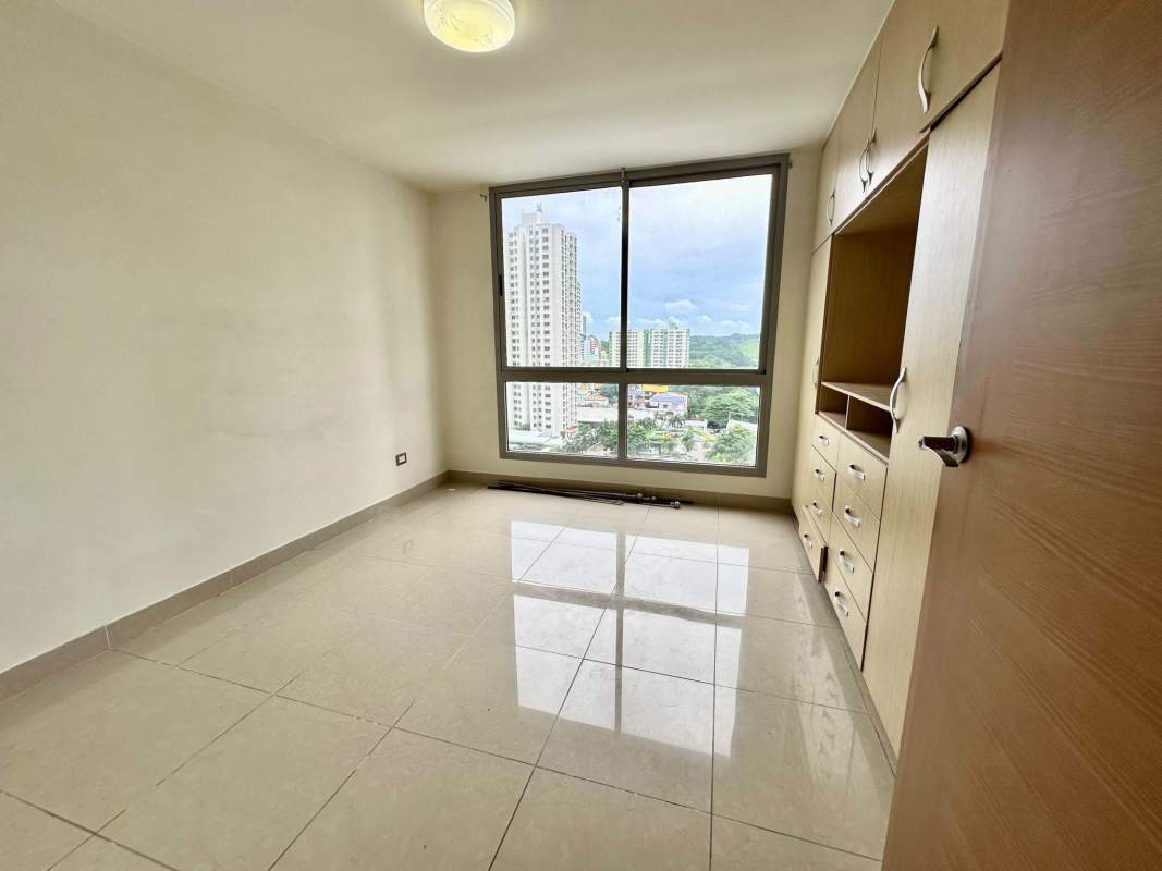 Bedroom with large window, built-in closet in PH Rokas Condado del Rey Panama