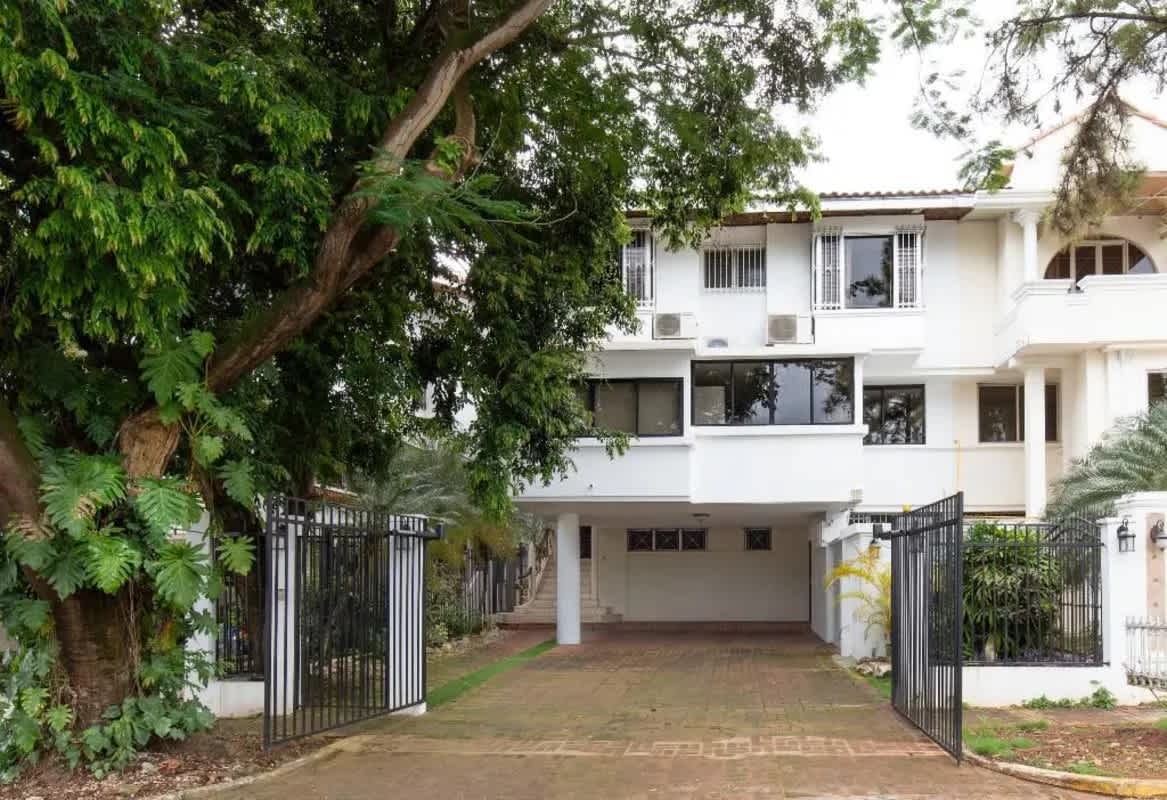 Contemporary dining room with glass table and pendant lights in Obarrio duplex house