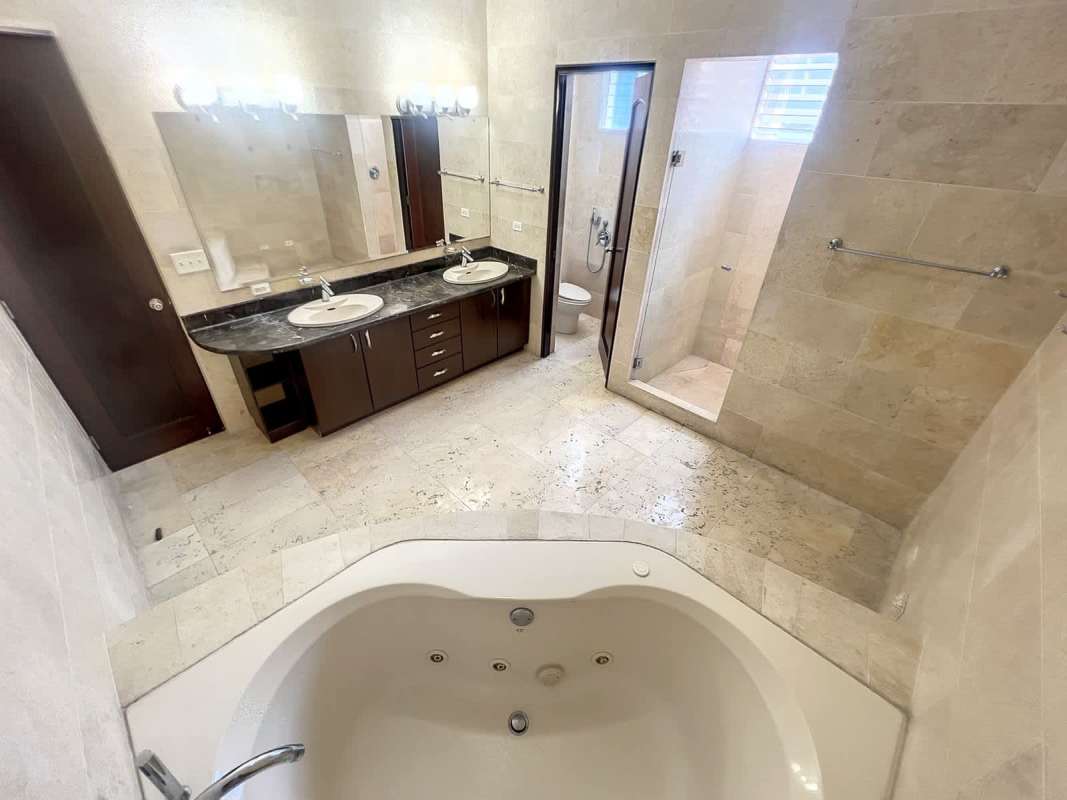Luxury master bathroom with jacuzzi, double sinks, marble finishes PH Vista del Sol Punta Paitilla Panama