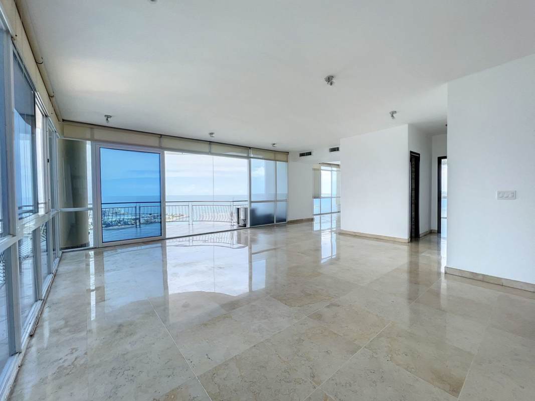 Infinity swimming pool and sun deck with skyline and Pacific Ocean views PH Vista del Sol Punta Paitilla