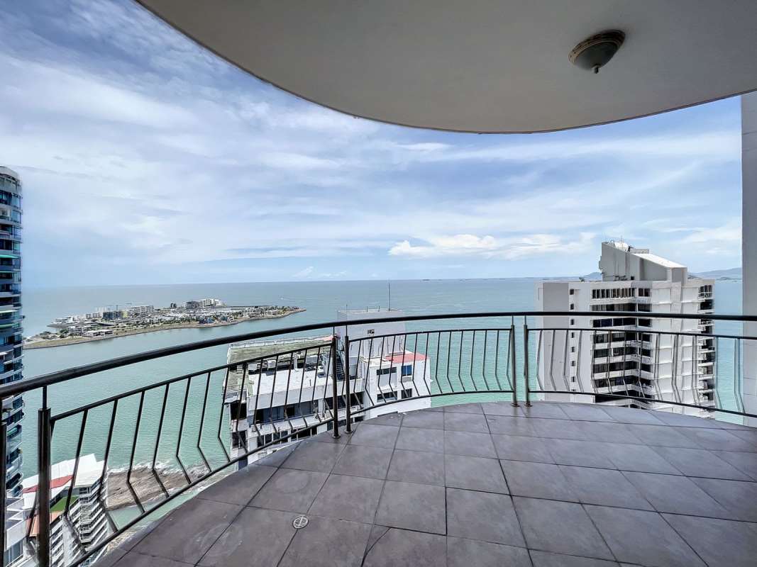 Spacious kitchen with granite island, stainless steel appliances and city views PH Vista del Sol Punta Paitilla