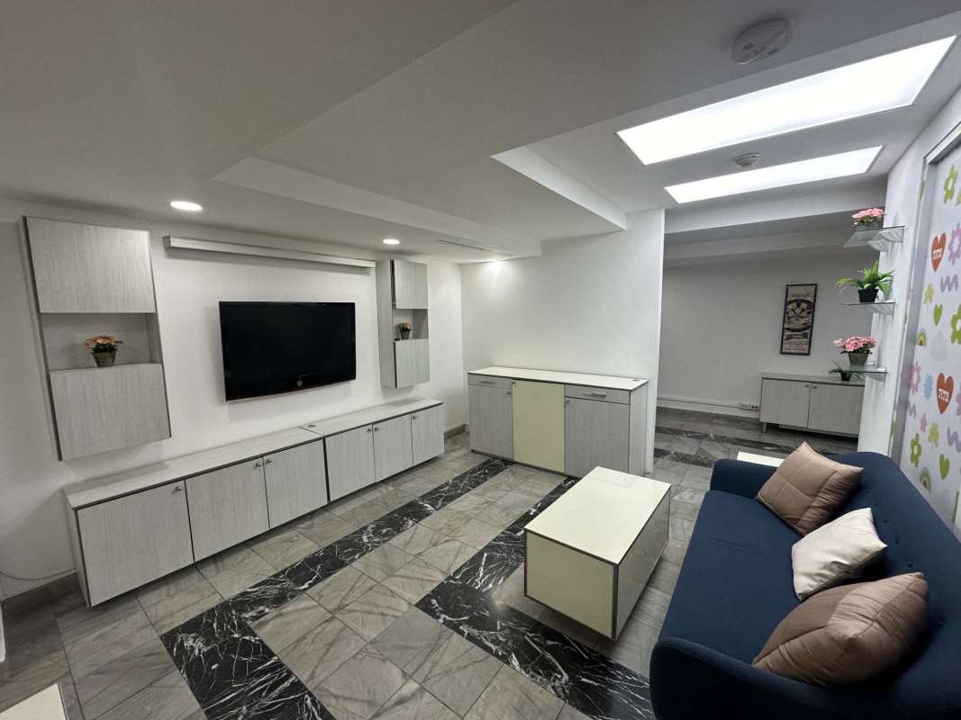 Reception hallway with accent wall in Torre BAC Panama City commercial office