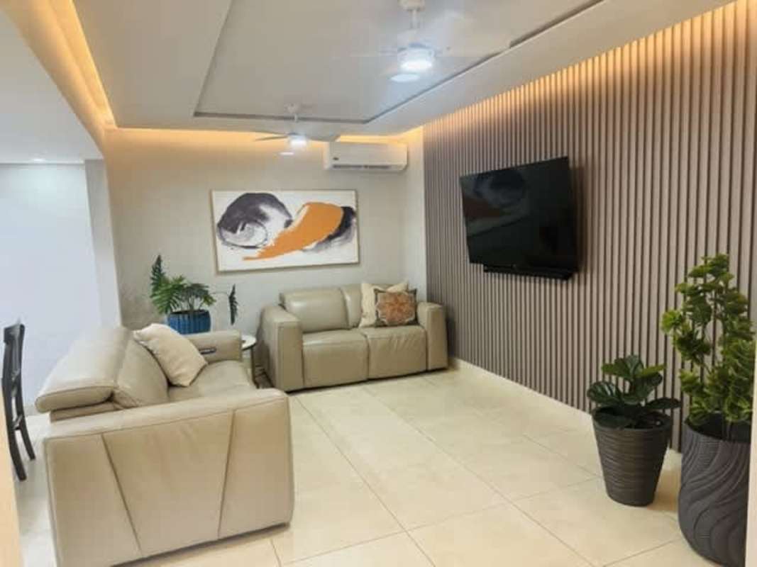 Remodeled large bedroom with AC and blackout blinds in duplex rental in Cardenas Clayton Panama