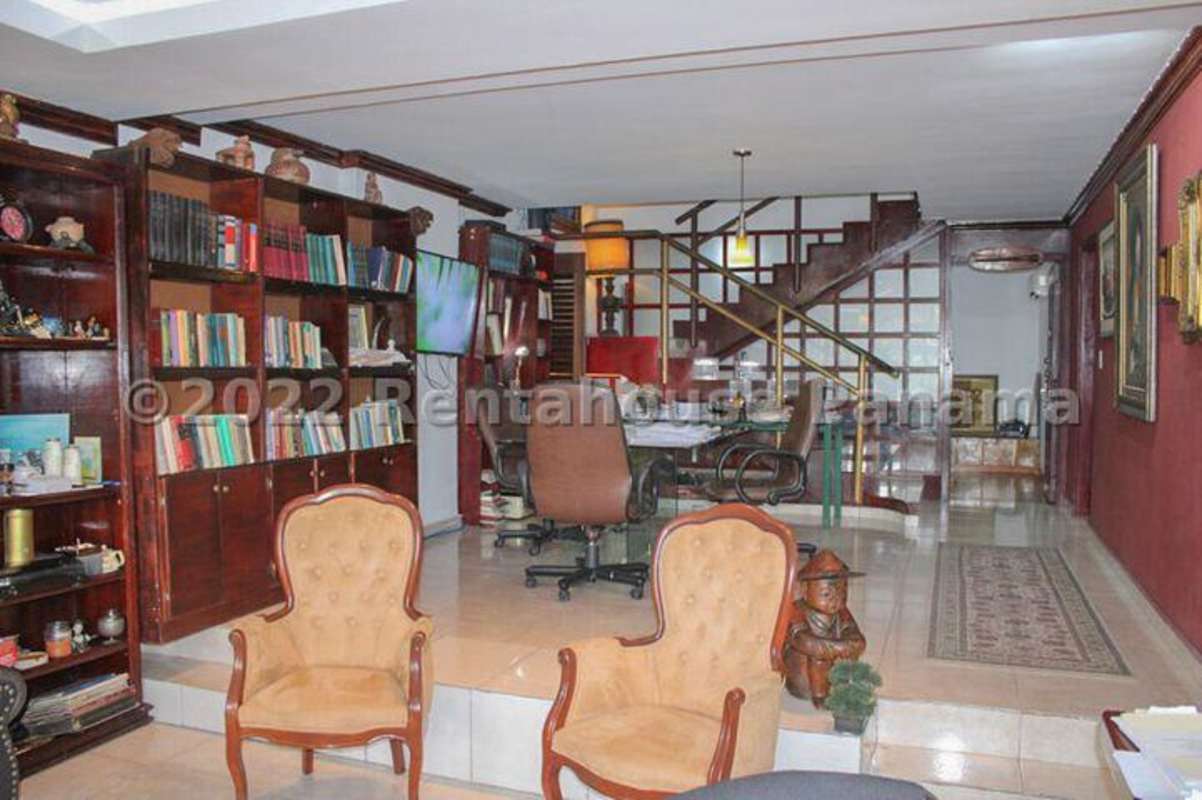 Air-conditioned bedroom with double bed, large windows, wood furniture Los Ángeles Panama