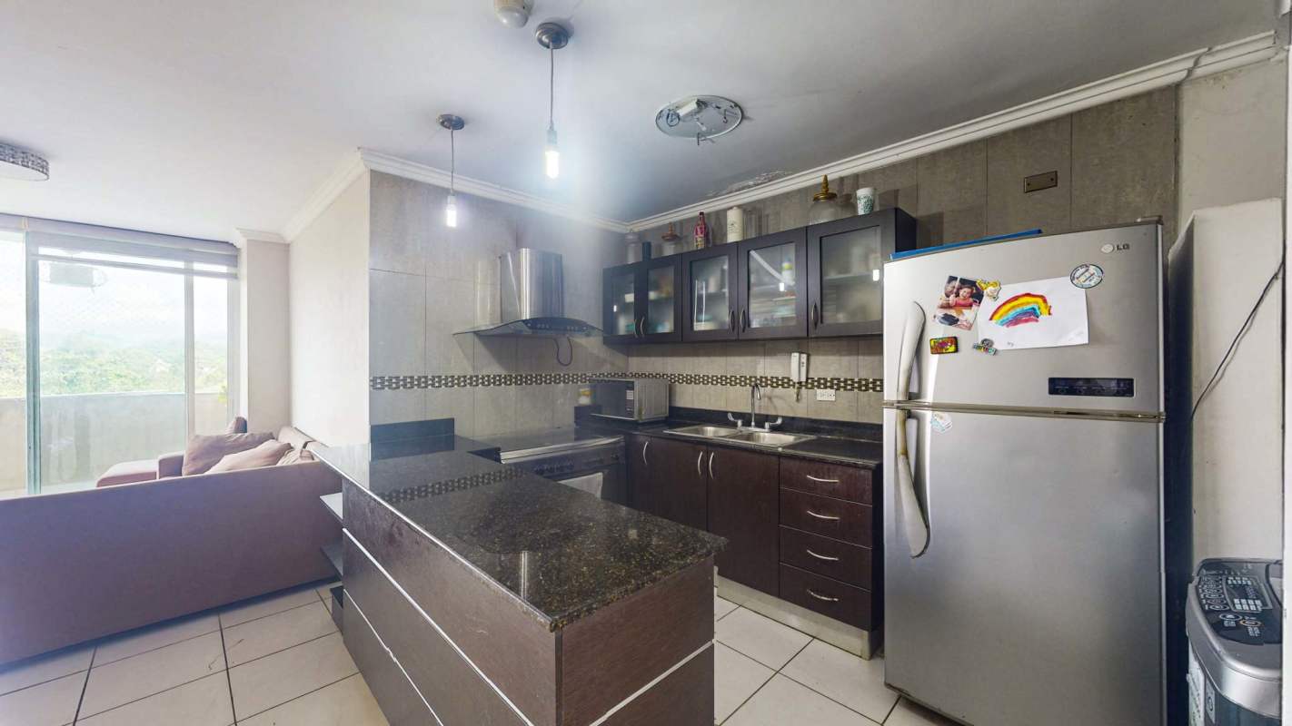 Spacious master bedroom with built-in closet and private bathroom in Green Park Tower 500 Condado del Rey