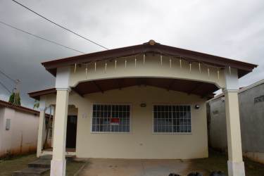 Affordable house with porch, windows, and driveway in Brisas del Golf Arraiján