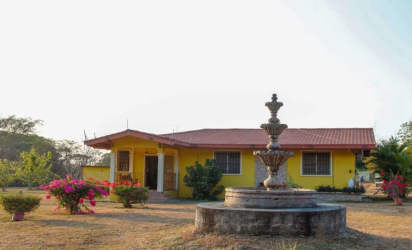 Dining area with tiled floor and wooden furniture in Rio Grande Penonome