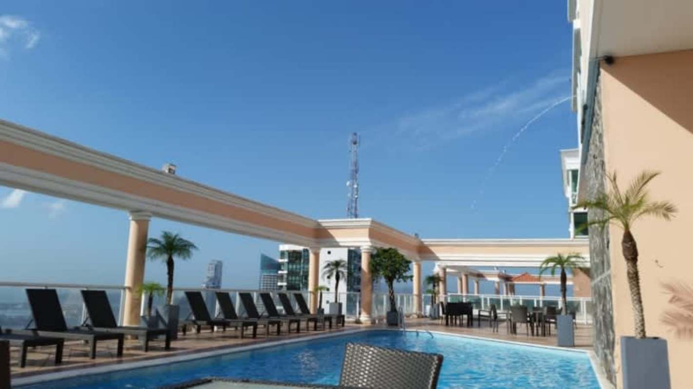 PH Vista del Mar rooftop pool with lounge chairs and panoramic views Panama City
