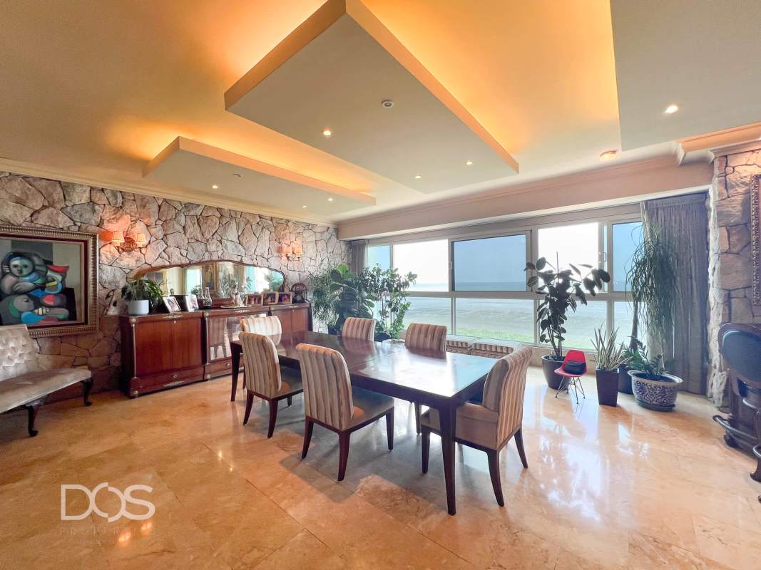 Spacious bedroom with two beds, marble floor, wall art, TV and AC in PH Torre Zeus Panama