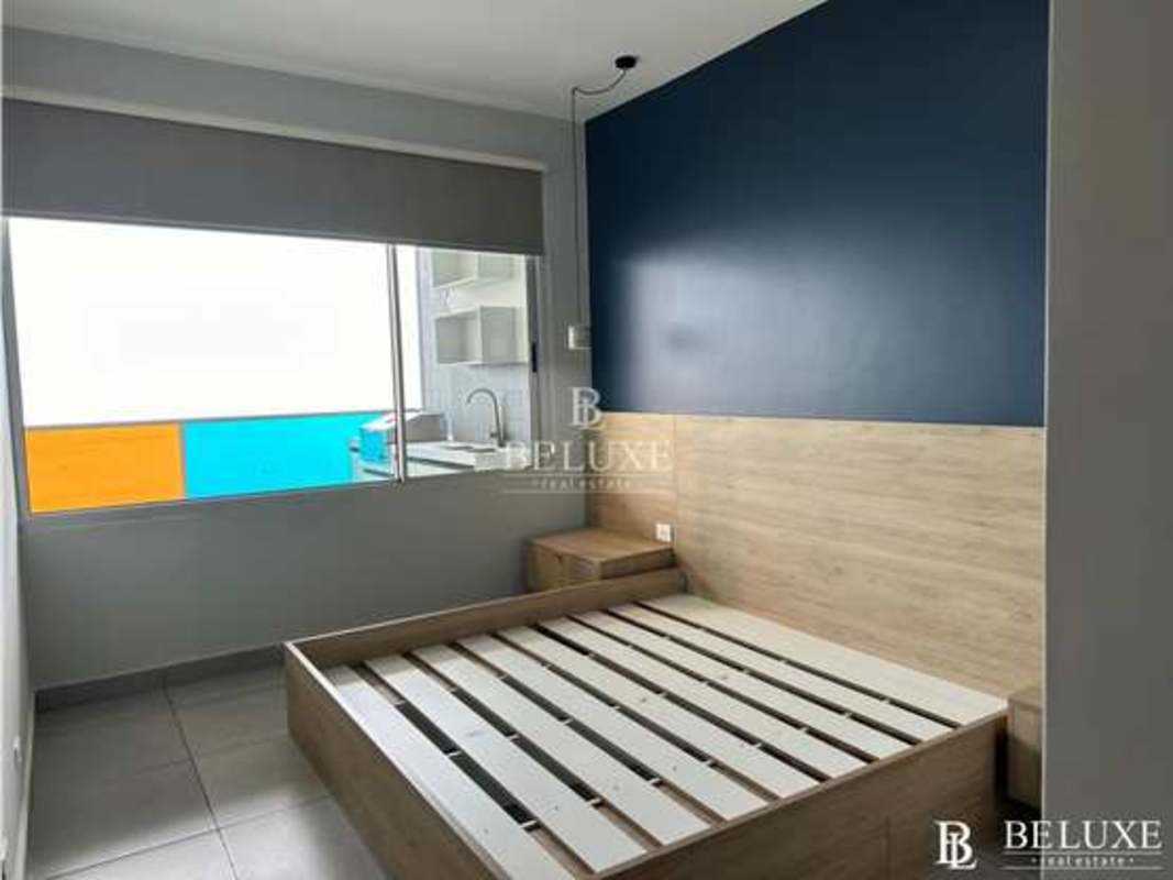 Second bedroom with large window and city skyline view at PH Element Avenida Balboa