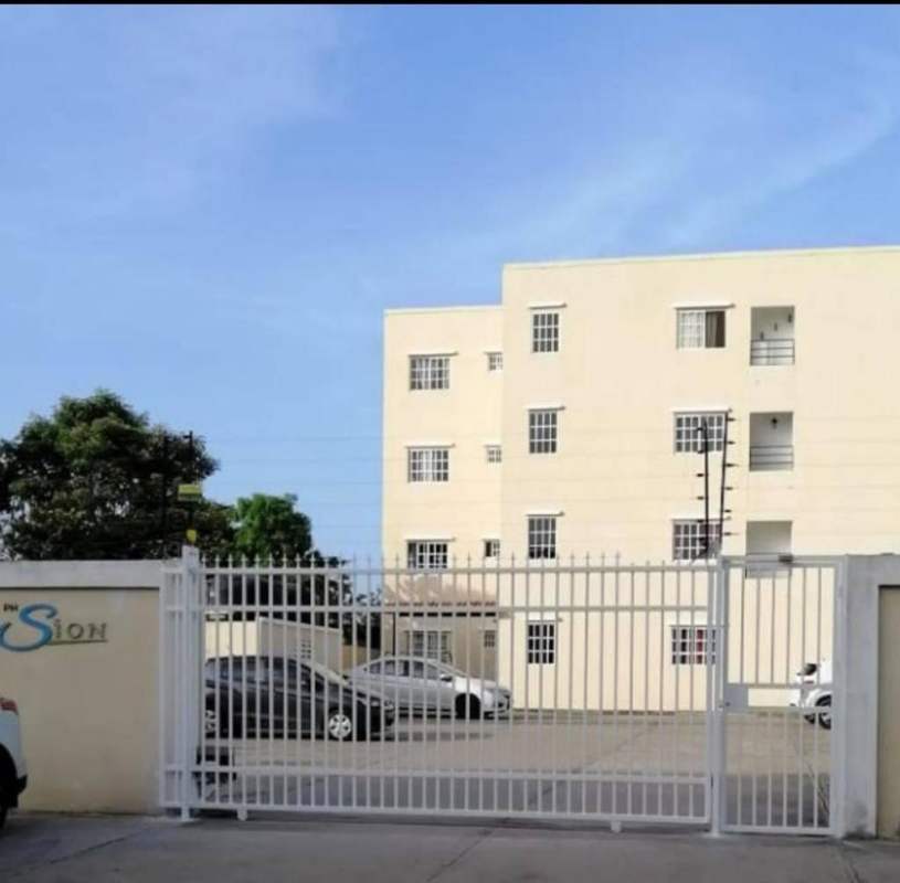 Gated three-story apartment building with parking in Las Acacias Juan Díaz Panama