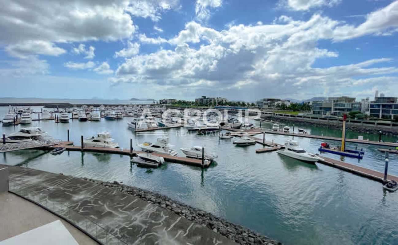 Roof deck infinity pool with panoramic Pacific Ocean views at PH Ocean Reef Tower II Panama City