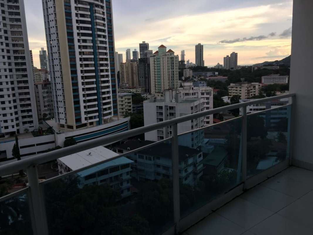 Fully fitted kitchen with granite countertops and large windows at PH Mont Royale El Cangrejo Panama