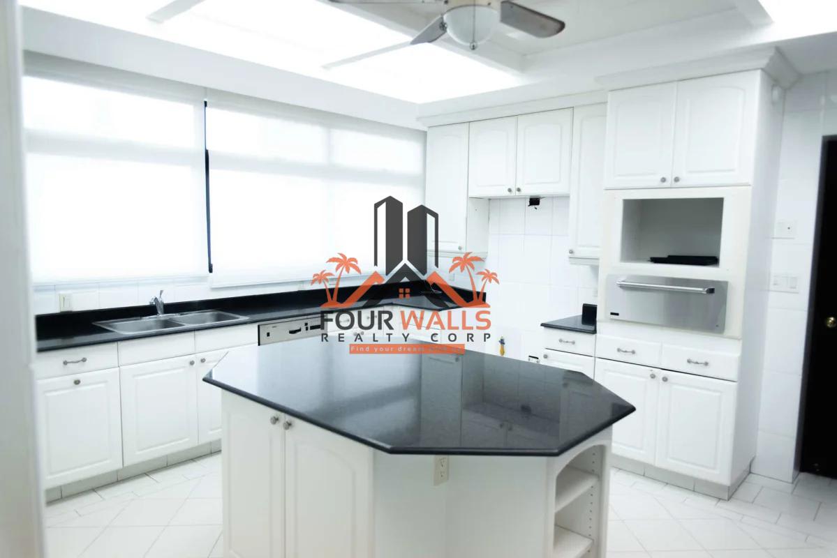 Grand double door foyer entrance with marble flooring in PH Panamar penthouse Panama City