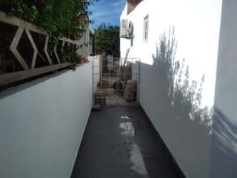 Side walkway with fence and plants in Panama West residential house PH Los Olivos