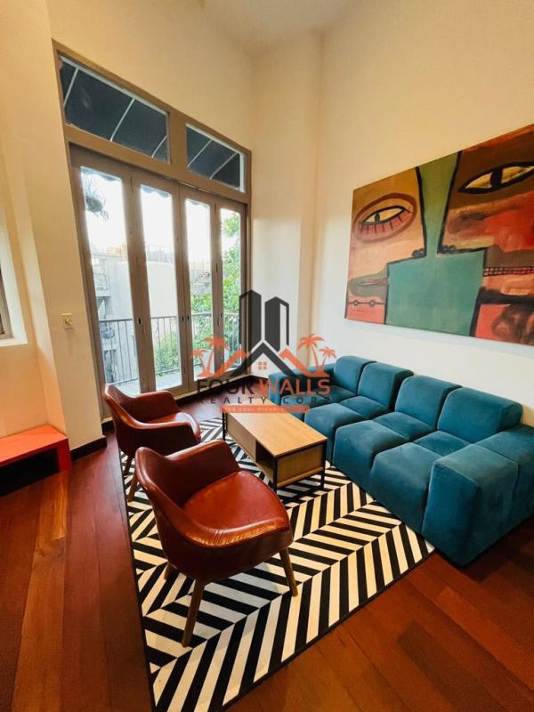 Living room with French doors, blue sofa, high ceilings PH Jeronimo Casco Viejo