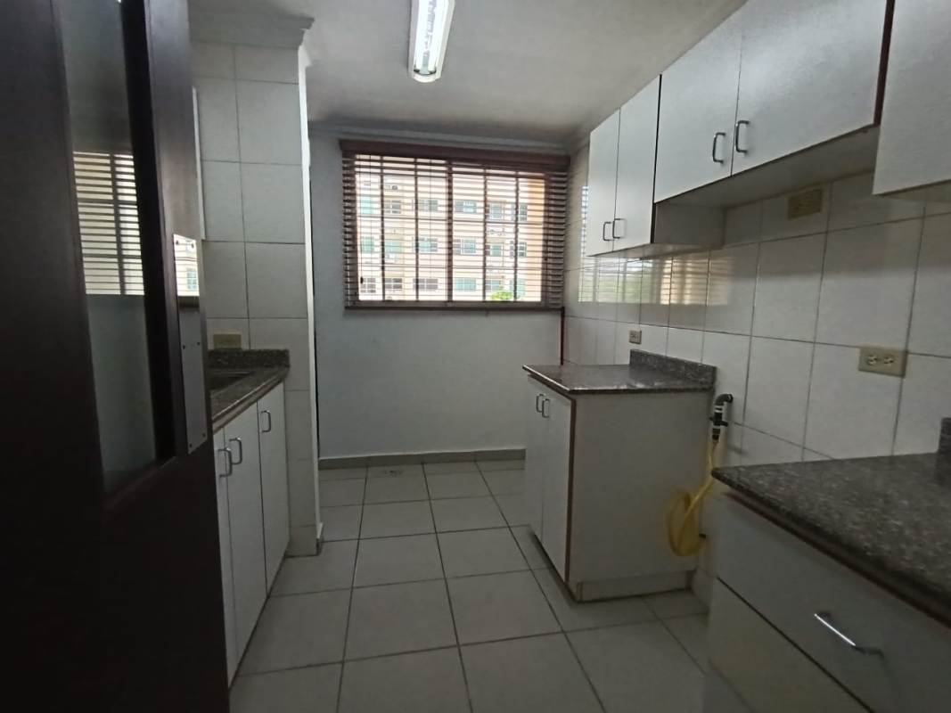 Laundry room with blue walls, sink and tile floor, wooden blinds PH Mikonos Chanis Panama