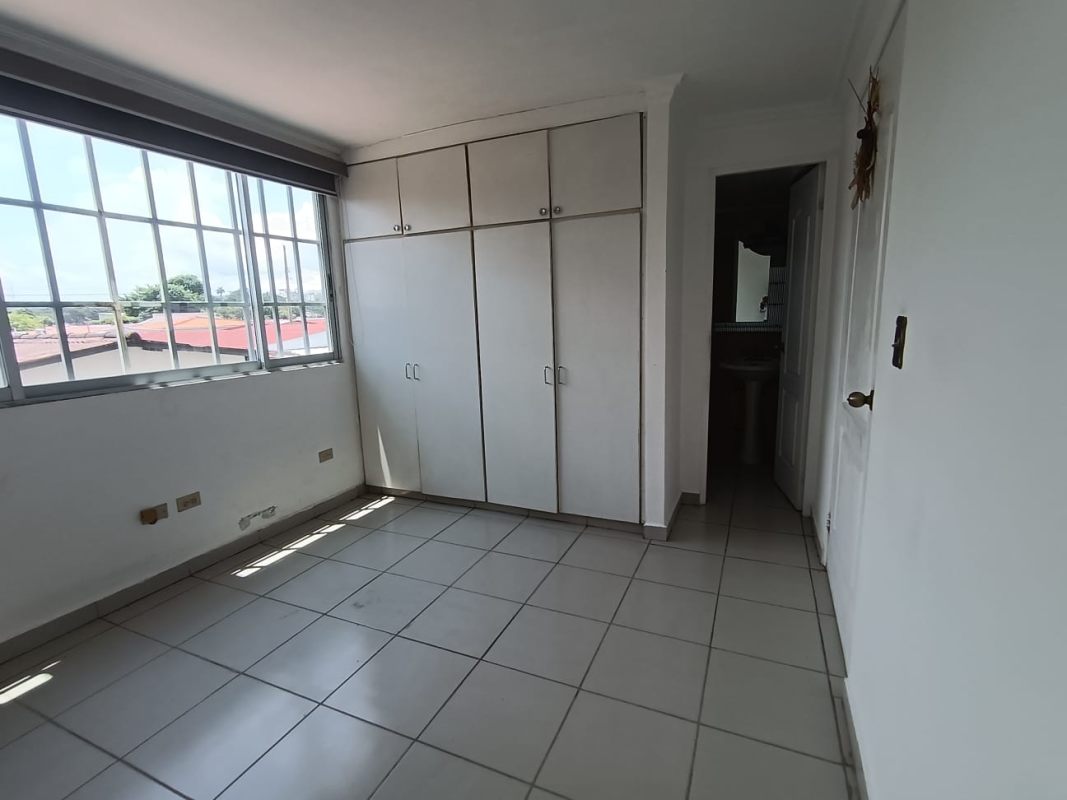 Bedroom with window, closet, ensuite bathroom PH Mikonos Chanis Panama