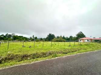 Fenced flat grassy land with paved street access for sale in Volcán Chiriquí Panama