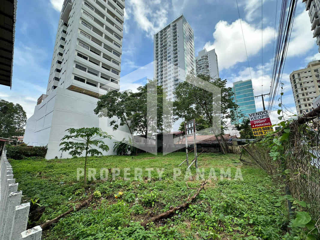 Vacant lot in city center surrounded by high-rises and trees for sale in San Francisco Panama