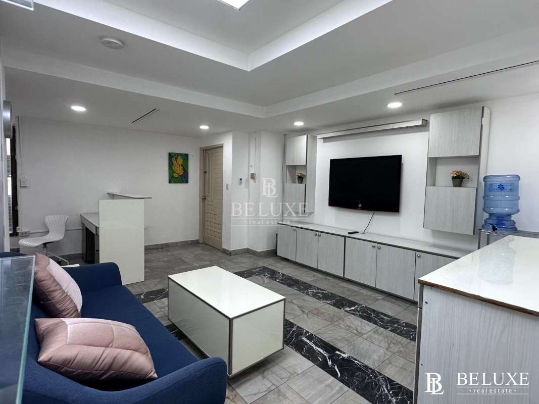 Reception space with accent walls and marble floors Torre BAC corporate office Panama