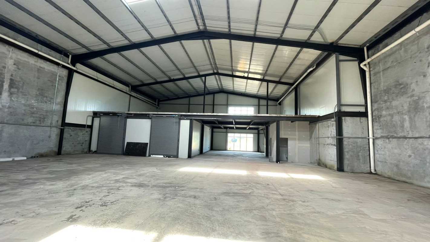 Warehouse space with mezzanine level, open concrete floor and pillars at Milla 8 Industrial Park Panama