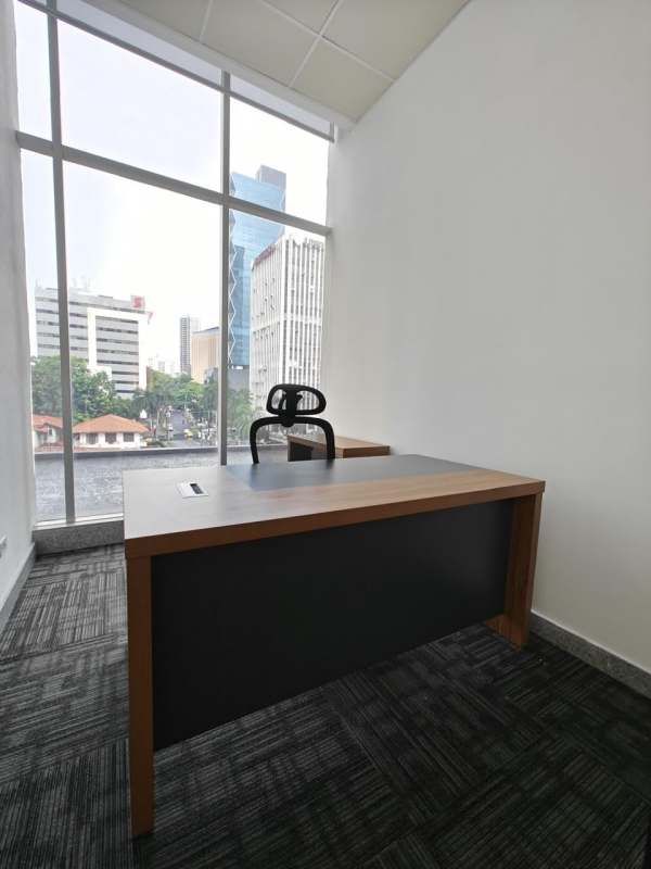 Minimalist small office with natural light and city skyline view PH Habitats Plaza Calle 50