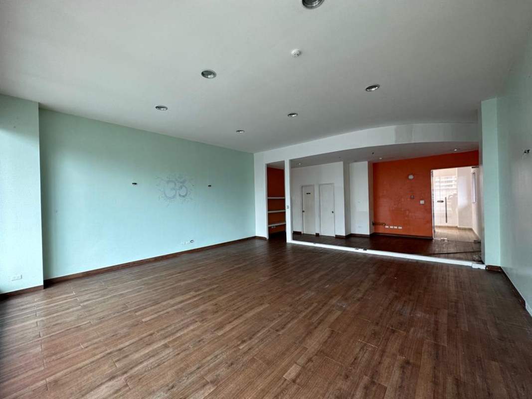 Empty commercial space with open plan and modern finishes for rent in Panama City