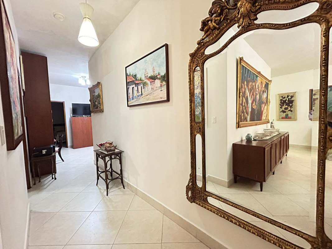 Luxury kitchen with granite countertops and top appliances PH Embassy Club Clayton Panama